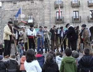 La Plaza de España reunirá a las rondas campurrianas que cantarán las marzas. ::
B. C./