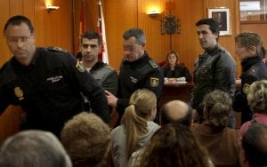 Los policías sacan de la sala a los dos acusados, Sergio V. (delante) y Fernando F. :: SANE/