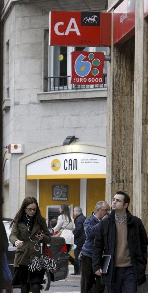 Sucursal de la CAM en Oviedo. ::
J. L. CEREIJIDO / EFE/