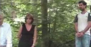 Confesión en el bosque. Garzón, a la izquierda, la fiscal Delgado, y Arkaitz Goikoetxea, esposado, en una imagen del vídeo que recoge el improvisado interrogatorio del juez al miembro de ETA en un bosque de La Rioja. ::
R. C./