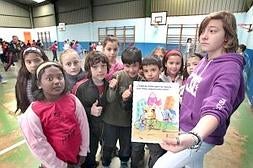 Alumnos del colegio Marqués de Estella, durante la actividad, con una de las jugadoras del Guarnizo. :: ANDRÉS FERNÁNDEZ/