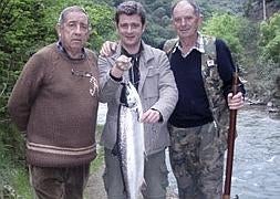 El pescador cántabro Rodolfo Fernández del Olmo izó el pasado miércoles un 'salmo salar' de 6 kilos en el acotado de Niserias, en el Cares. :: FIRMA/