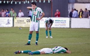Los jugadores del conjunto costero acabaron desolados tras escuchar el pitido final. ::
ROBERTO RUIZ/
