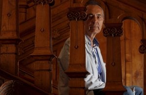 Luis Alberto de Cuenca, ayer, en La Magdalena, donde defendió la fusión de la cultura de la calle ya la académica. ::
DANIEL PEDRIZA/