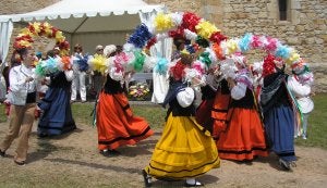 Las actuaciones folclóricas tienen una gran importancia en los festejos de San Miguel en Meruelo. ::
DM/