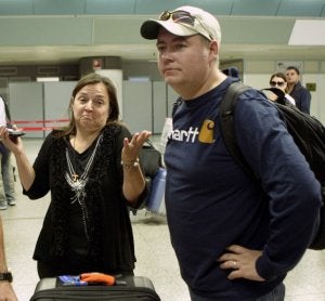 Amanda Knox -a la izquierda- se dispone a coger un avión rumbo a EE UU. Arriba, familiares de Meredith Kercher antes de ofrecer una rueda de prensa. Abajo, los padres de Amanda. ::
REUTERS / AFP / AP/