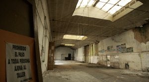 Edificio de la antigua imprenta J. Martínez, en la calle Cisneros, que fue adquirido en 2008 con el fin de albergar la ampliación del Museo de Bellas Artes, hoy MAS. ::
CELEDONIO/
