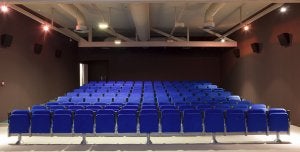 La sala de proyecciones es uno de los espacios fundamentales en la actividad pública del espacio de Caja Cantabria. ::
J.M. DEL CAMPO/
