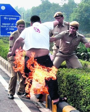 Un hombre de origen tibetano intenta inmolarse frente a la embajada china en Nueva Delhi. ::
REUTERS/