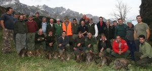 Componentes de la cuadrilla de José Antonio Casares con los 11 jabalíes que abatieron ayer en Panda Carrielda. ::
DM/