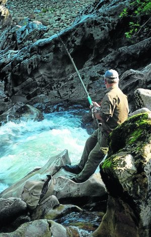 Un pescador prueba suerte en un tramo del río Pas. ::
J. L. RAMOS/
