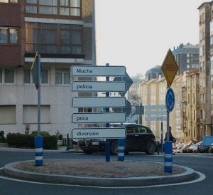 La creación de la discordia, obra del colectivo Zumo Natural. ::
DM/