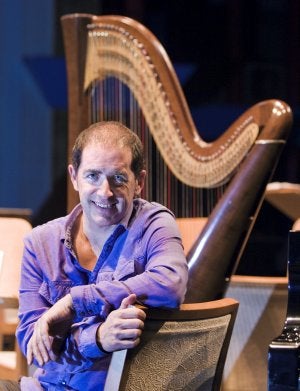 Enrique Azurza, director del Coro Lírico, en su nueva 'casa', el Palacio de Festivales. ::
ROBERTO RUIZ/