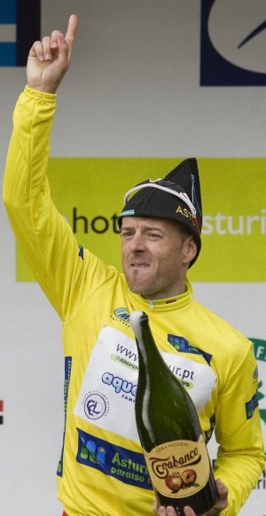 El podio la Vuelta a Asturias fue el último al que se subió Zaballa. :: EFE/
