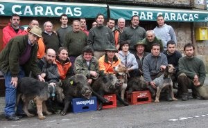 Miembros de la cuadrilla de Mario Castro, la 139, con tres jabalíes que cazaron en el lote de San Cifrián recientemente. ::
DM/
