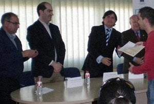 De izquierda a derecha, Avelino Cuartas, José Manuel Callejo y Julio Cabrero, en la entrega de diplomas. ::
S. T./
