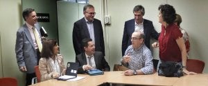 Los portavoces de los directores de los colegios e institutos públicos, en la reunión de ayer en la Consejería de Educación. :: SÉ QUINTANA/