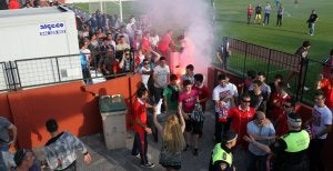 Los aficionados increparon al árbitro tras el partido y este tuvo que salir del campo por acompañado por la Guardia Civil. :: RAFA SÁNCHEZ/