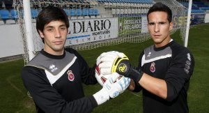 Sergio López y Jorge Mediavilla cruzan los guantes durante la presentación en El Malecón. :: LUIS PALOMEQUE/