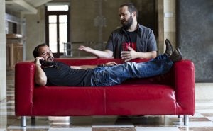 Ángel Martín y Ricardo Castella, ayer, en la sede de la Obra Social de Caja Cantabria donde representan 'Nunca es tarde'. ::
JAVIER COTERA/
