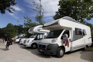 Los empresarios de campings urgen al Gobierno a que regularice las áreas donde pueden pernoctar las autocaravanas. :: DANIEL PEDRIZA/