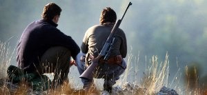 Dos cazadores aguardan en su puesto durante una batida. ::
DÍAZ URIEL/