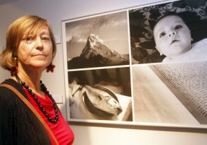 La fotógrafa cántabra Lucía Laínz, durante la inauguración de la exposición 'Material sensible'. :: SANE/