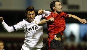 El central Iván González pugna con Díaz de Cerio durante el encuentro entre el Mirandés y el Castilla en Miranda de Ebro. ::
AVELINO GÓMEZ/