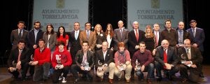 Foto de familia de los premiados en la Gala del Deporte, junto a las autoridades que acudieron al evento. ::
LUIS PALOMEQUE/