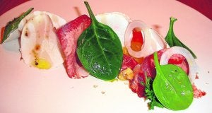 Ensalada de lengua curada con manzana encurtida, champiñón y nueces. ::
DM/