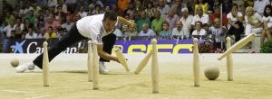 El campeón Óscar González birla durante la final de ayer en Treceño. :
SANE/