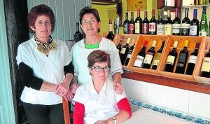 Inmaculada, Alicia y Begoña dirigen el restaurante desde 1993. ::
DM/