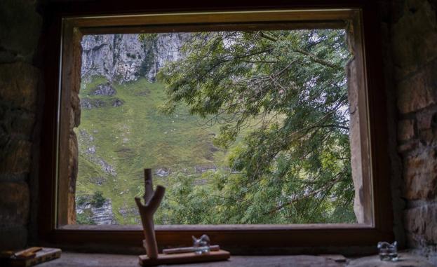 La postal está al otro lado de la ventana.