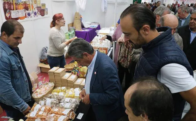 REvilla en uno de los puestos de la feria./DM