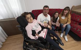 Izara, con sus padres, José Miguel y María Ángeles, y su hermana Laura, de 10 años, en su casa en Santander. daniel pedriza/