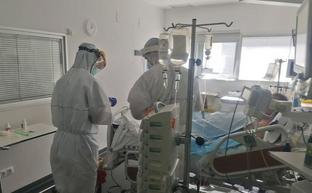 Médicos con un paciente en la UCI de Valdecilla./DM