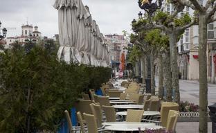 Una terraza, completamente vacía en el Paseo de Pereda de Santander./Celedonio Martínez