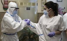 Personal sanitario se coloca el material de protección./EP
