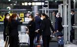 Miembros de una tripulación en el aeropuerto de Madrid./Efe