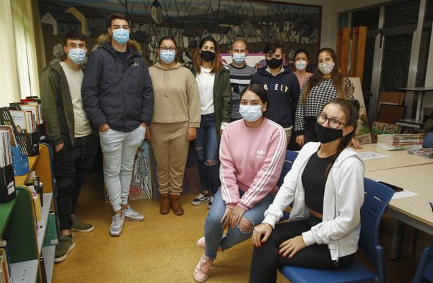 Los tutores, junto a los alumnos participantes en la octava edición de STARTinnova. /Luis Palomeque