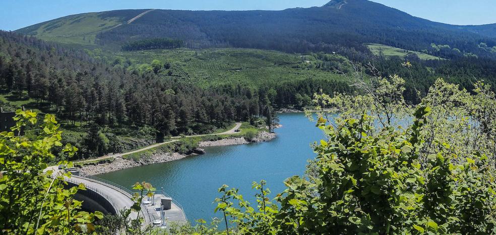 Colectivos vecinales, ecologistas y de patrimonio reclaman la suspensión del parque eólico en la Sierra del Escudo - Vimarsana News