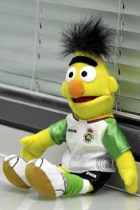 Blas, con la equipación del Racing en la UEFA | El Diario Montañes